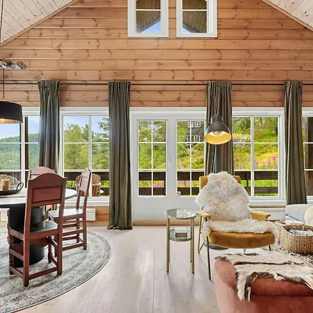Modern With Panoramic Views In Solheimsdalen Vakantiehuis Tjorhom